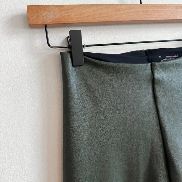 🏷️ SOLD • COMMANDO • Perfect Control Faux Leather Leggings in Pine • Medium - Picture 4 of 10